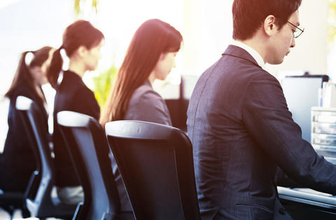 働き方改革からもうすぐ1年。いつまで続ける? 「残業するほどエライ」昭和の働き方