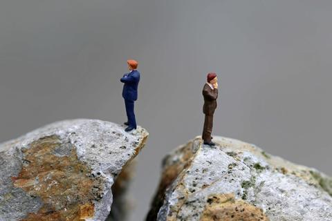 営業VSエンジニア~対立の理由&対立を解消するには?